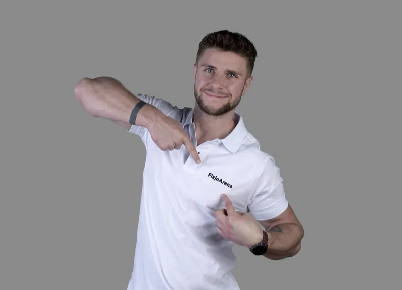 Dominik Gasiul - fizjoterapeuta FizjoArena podczas pracy