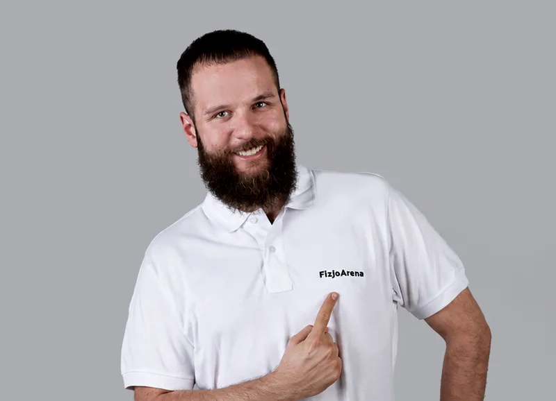 Mateusz Wicha - fizjoterapeuta FizjoArena podczas pracy